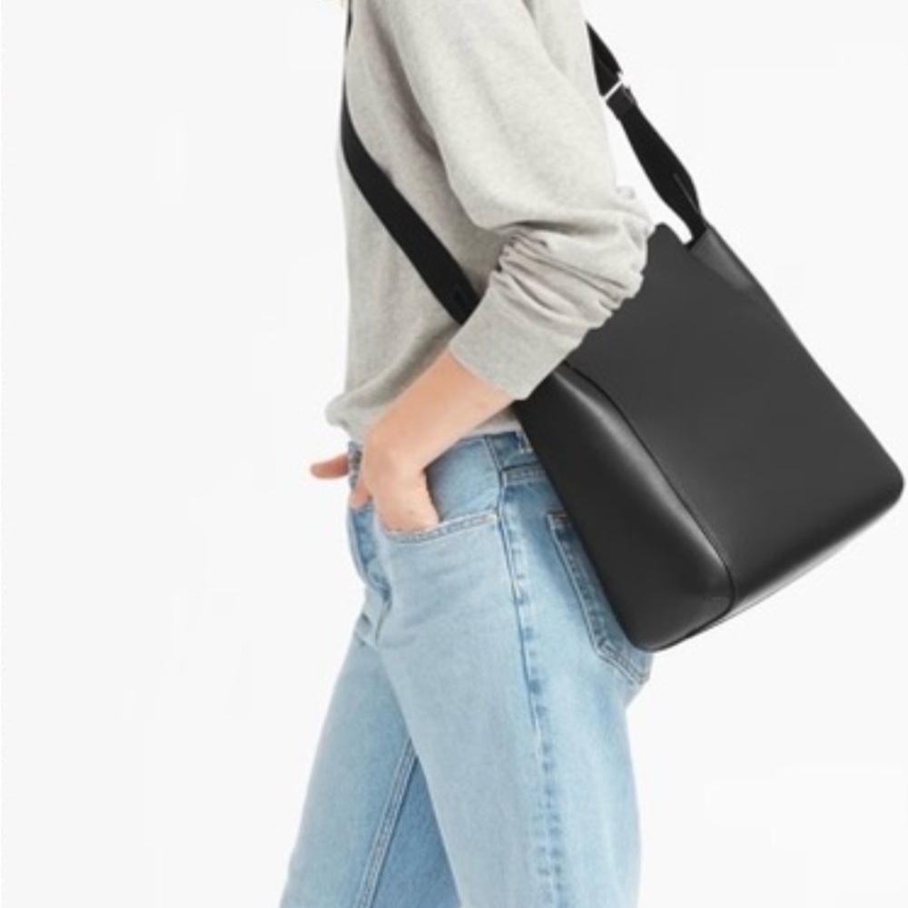 Everlane Form Bag ⭐️ NWT ⭐️ black ⭐️ crossbody ⭐️ dust bag ⭐️ - Picture 14 of 15